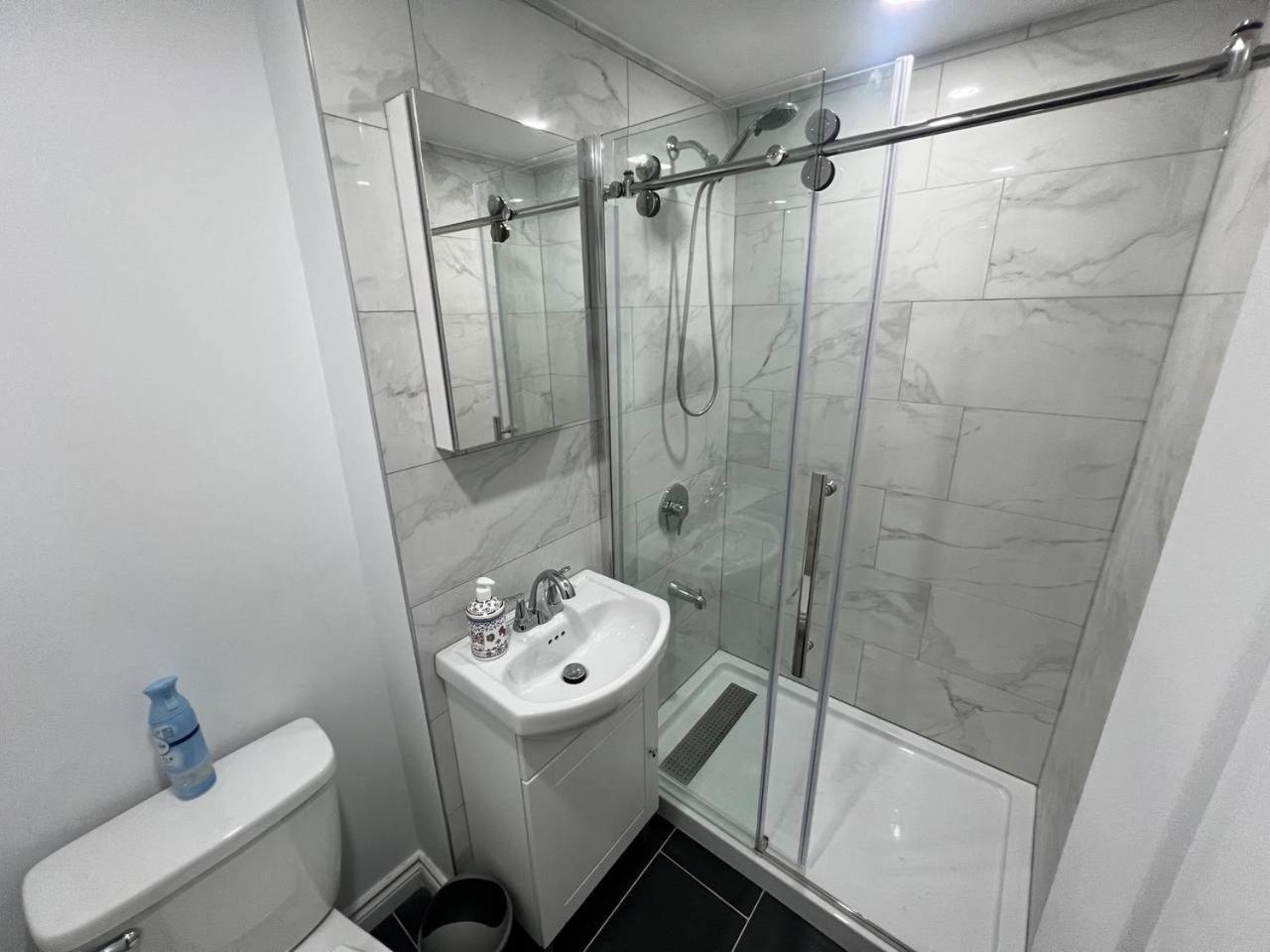 #1 Convvy-Nient Residence! Торонто Екстер'єр фото